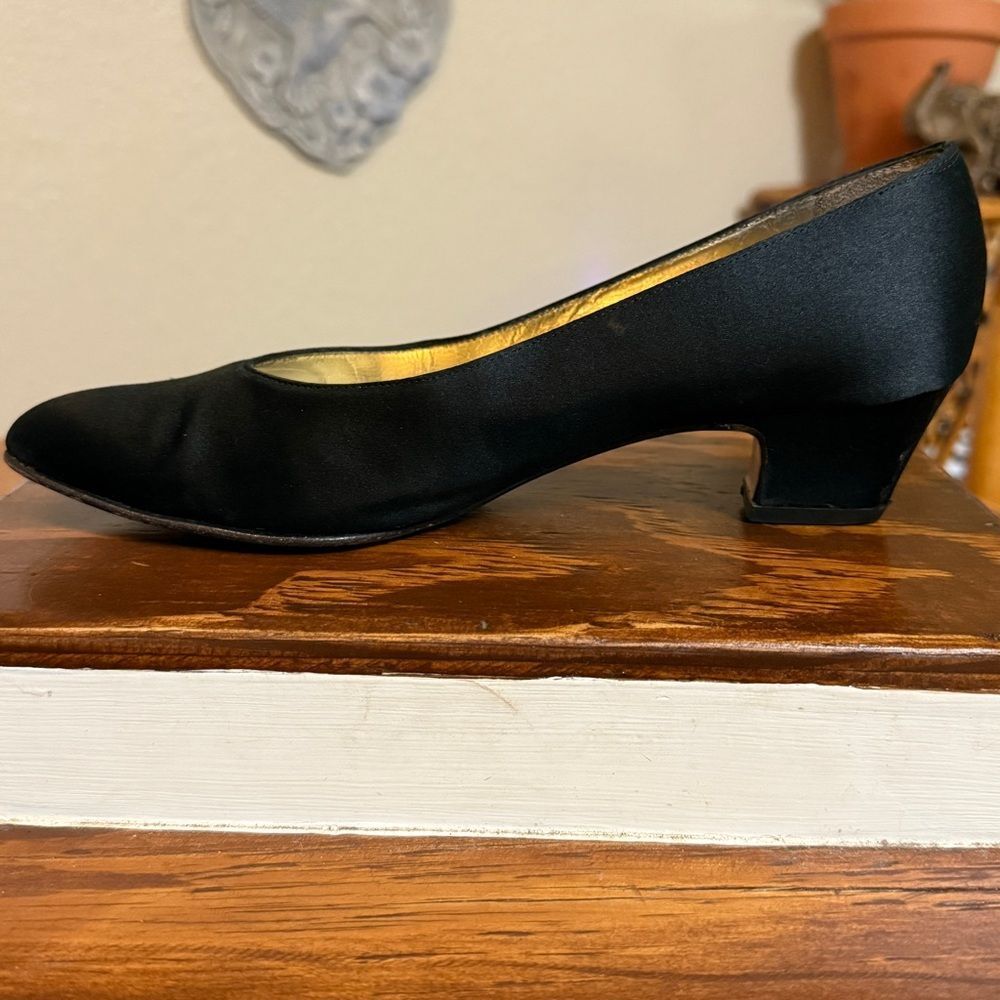 Vintage Salvatore Ferragamo Black Satin Heels Size 6.5 AA - Picture 3 of 11